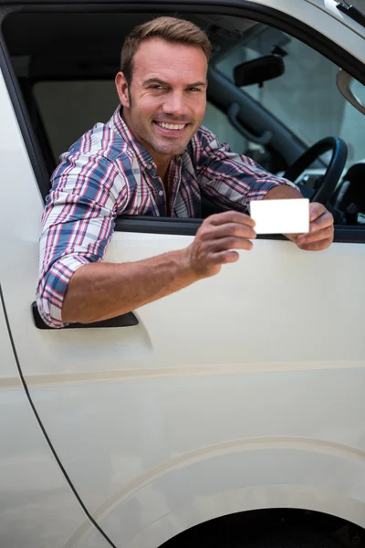 Junger Mann zeigt seinen Führerschein — Stockfoto