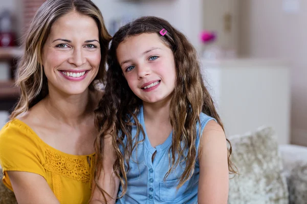 Mãe e filha sorrindo para a câmera — Fotografia de Stock