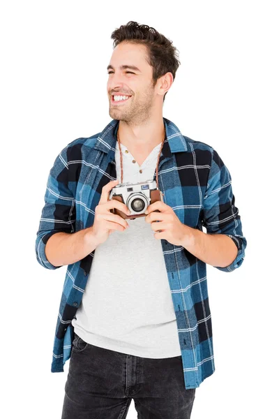 Hombre joven sosteniendo la cámara — Foto de Stock