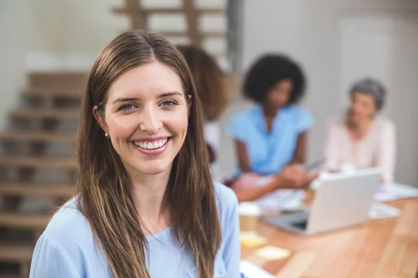 Mujer de negocios sonriendo a la cámara — Foto de Stock