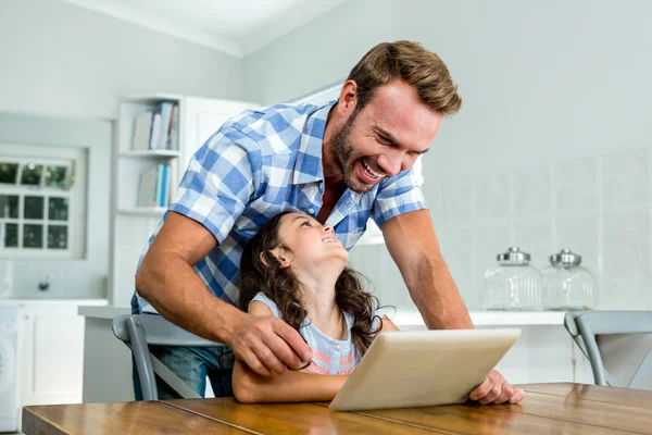 Père et fille utilisant le comprimé — Photo