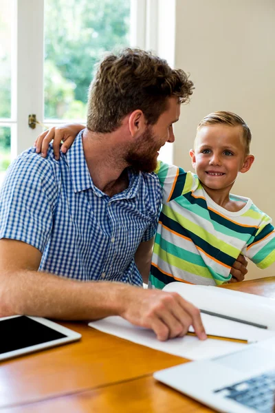 Pai ensinando filho em casa — Fotografia de Stock