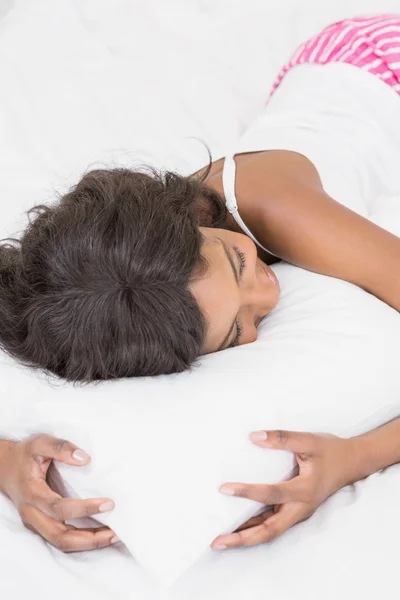 Beautiful young woman lying on bed — Stock Photo, Image