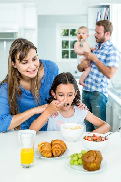 Mutter schaut Tochter beim Frühstück an — Stockfoto