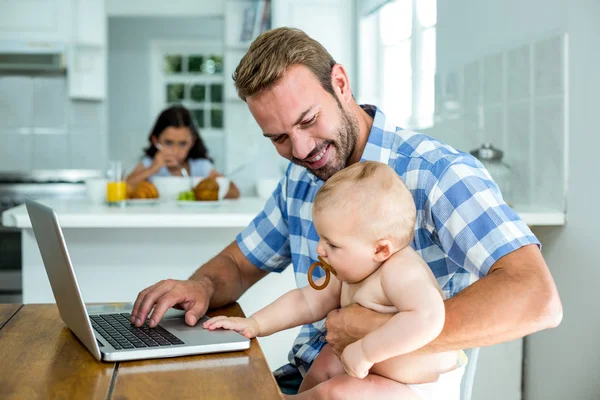 Vader kijkend jongetje — Stockfoto