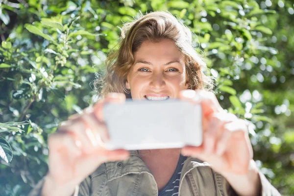 Frau macht Selfies — Stockfoto