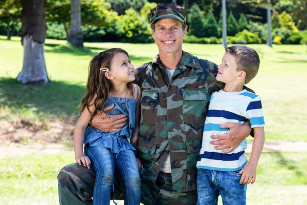 Soldado se reunió con el hijo y la hija —  Fotos de Stock