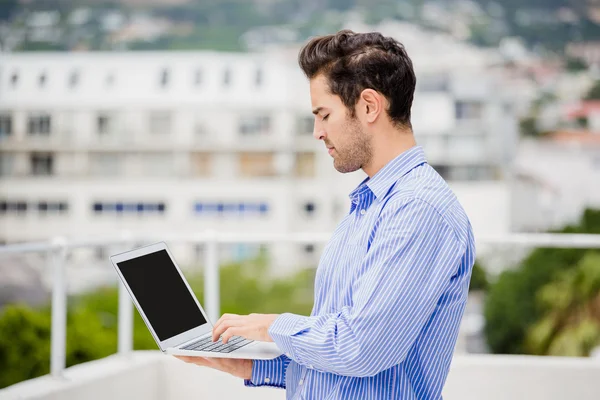 Homem de negócios usando laptop — Fotografia de Stock