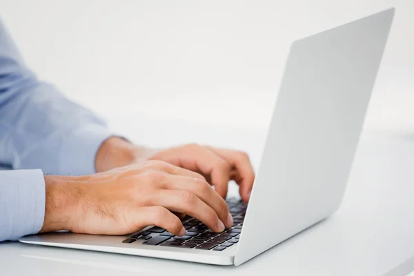 Zakenman werkt aan laptop — Stockfoto