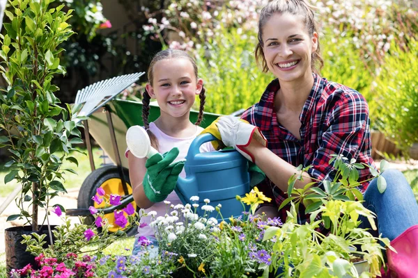 Mother and daughter holding watering can — Stock Photo, Image