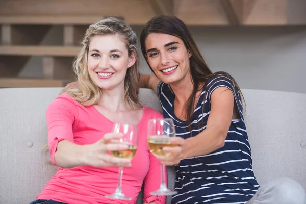 Mulheres mostrando copos de vinho — Fotografia de Stock