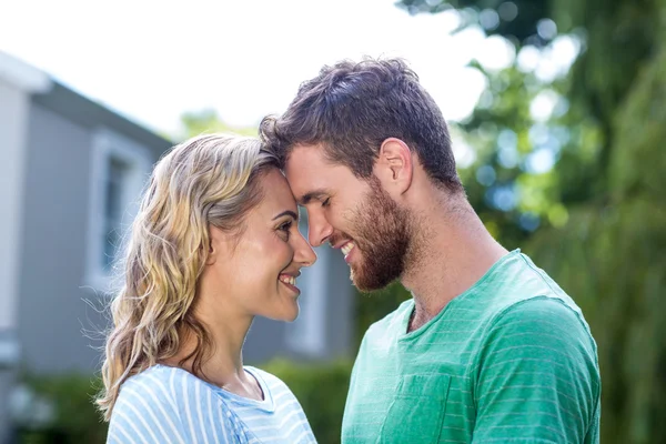 Couple touching head in yard — Stock Photo, Image