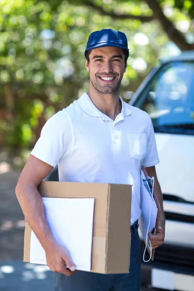 Delivery person with cardboard box — Stock Photo, Image
