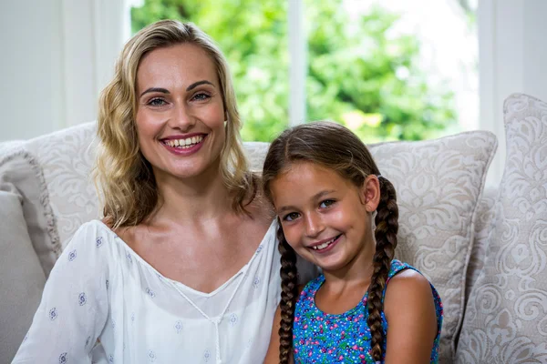 Madre con hija en sofá — Foto de Stock