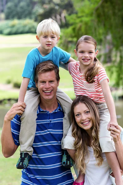 Familjen njuter i park — Stockfoto