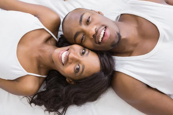 Jovem casal deitado na cama — Fotografia de Stock