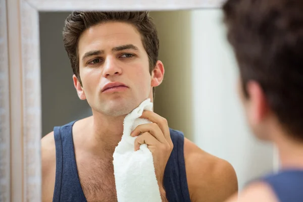 Homem limpando rosto com guardanapo — Fotografia de Stock