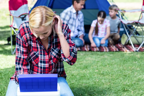 Vrouw op zoek naar koelbox — Stockfoto