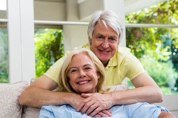 Äldre par sitter i vardagsrummet — Stockfoto