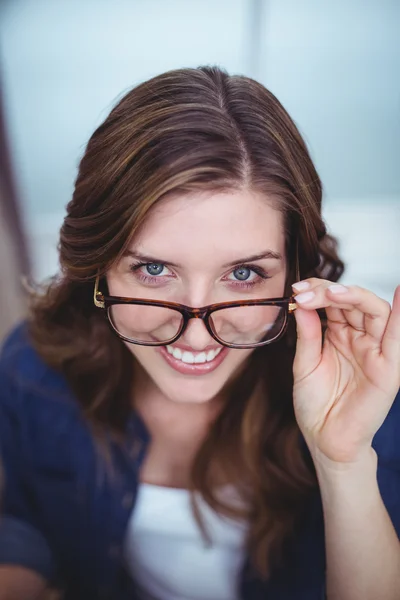 Schöne Frau lächelt — Stockfoto