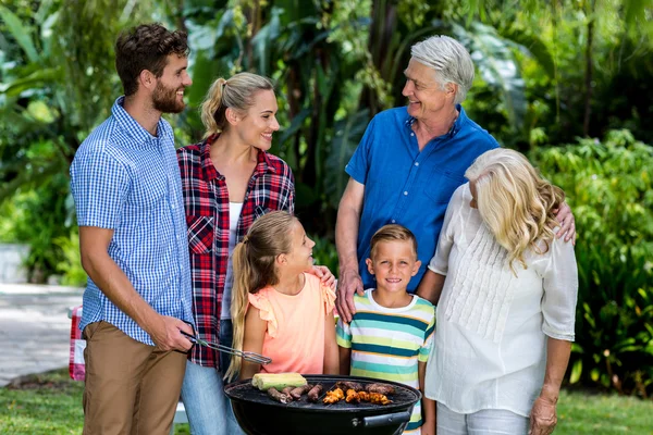 Семейный гриль пищи на барбекю во дворе — стоковое фото