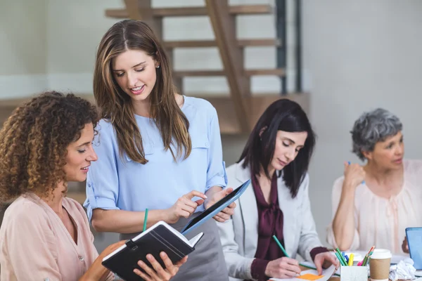 Colegas de negócios discutindo em tablet digital — Fotografia de Stock