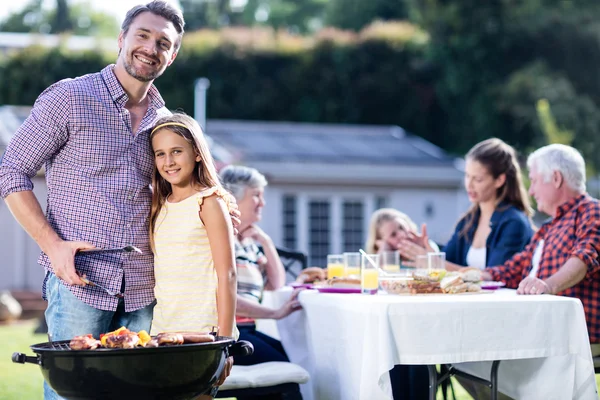 Vader en dochter bij barbecue grill — Stockfoto