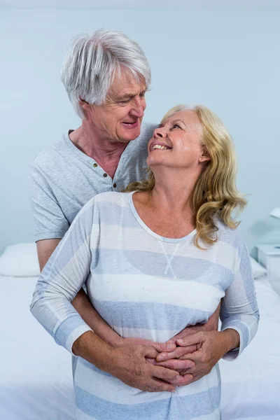 Couple sénior étreignant dans la chambre — Photo