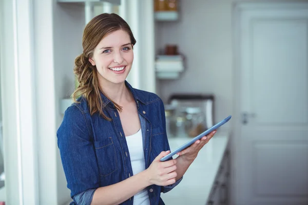 Donna che utilizza tablet digitale in cucina — Foto Stock