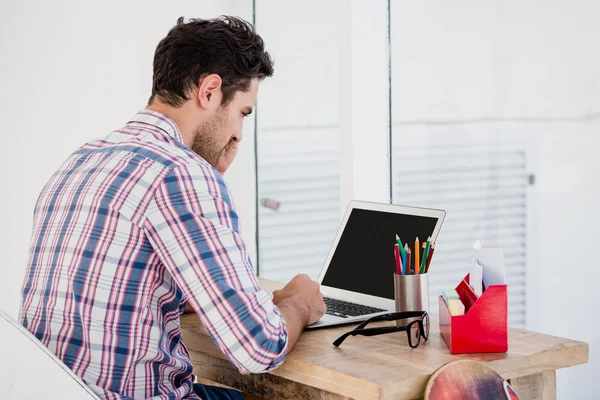 Man met laptop op zijn Bureau — Stockfoto