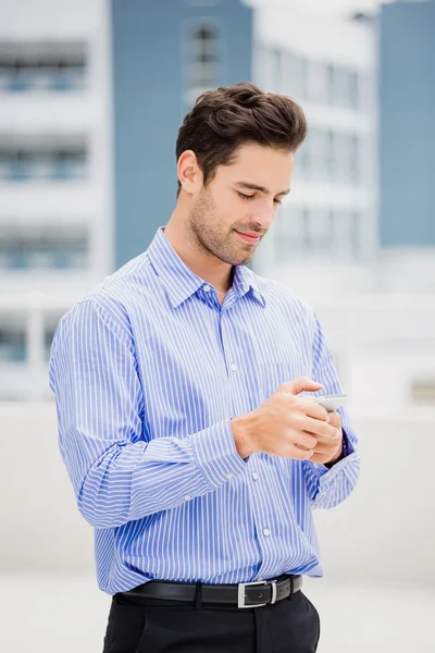 Zakenman van het tekstoverseinen op mobiele telefoon — Stockfoto