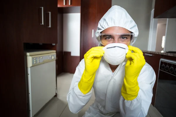 Trabalhador pesticida confiante usando máscara — Fotografia de Stock