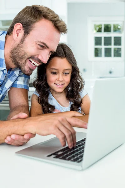Uomo con figlia utilizzando il computer portatile — Foto Stock