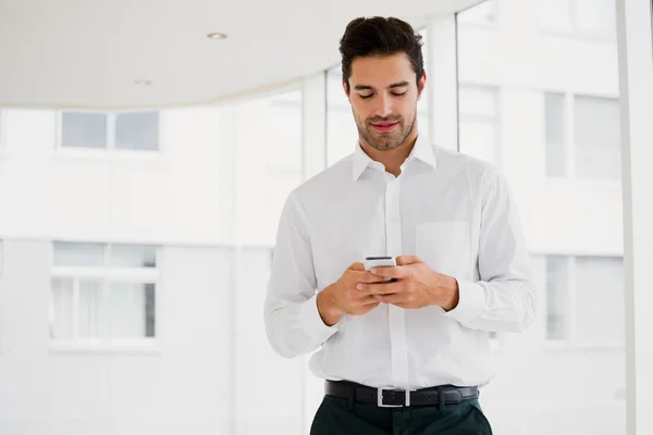 Hombre de negocios está sosteniendo smartphone —  Fotos de Stock
