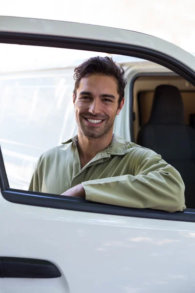 Pestizidarbeiter steht neben Lieferwagen — Stockfoto