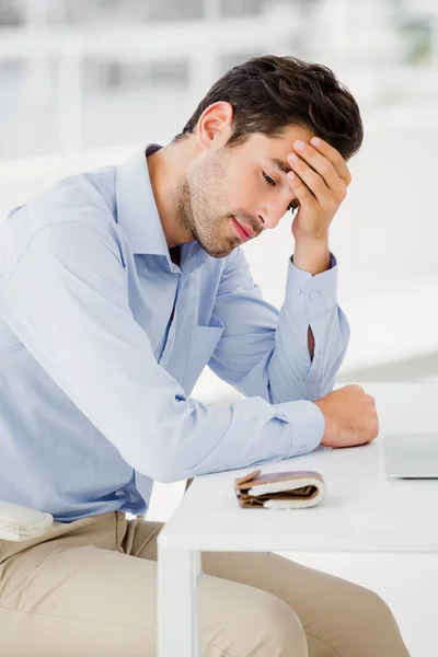 Angespannter Geschäftsmann am Tisch — Stockfoto