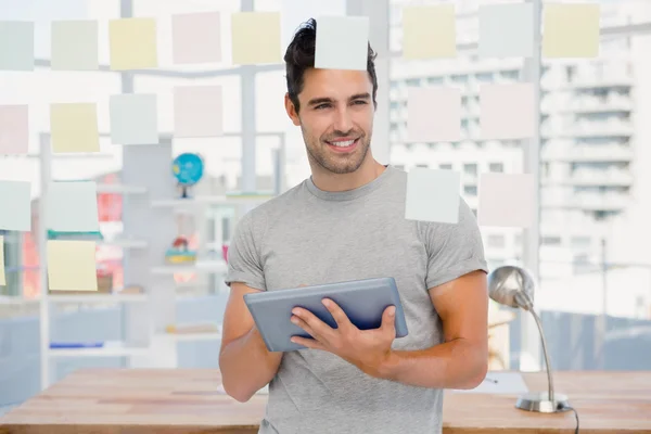 Hombre sosteniendo tableta digital — Foto de Stock