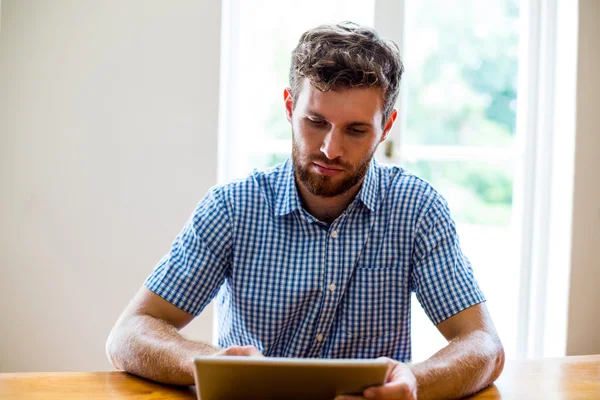 Man using digiatl tablet — Stock Photo, Image