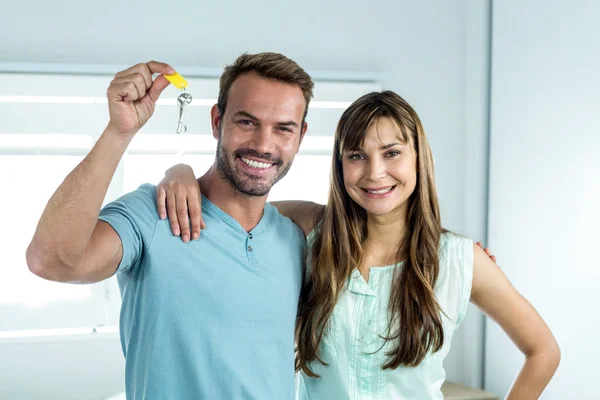 Par med nyckel på nya huset — Stockfoto