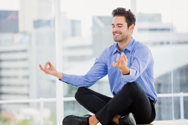 Uomo d'affari meditando in posa loto — Foto Stock