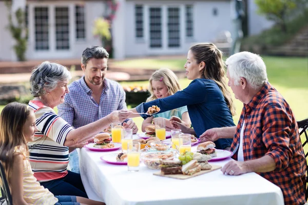 Familjen går på trädgårdsgången — Stockfoto