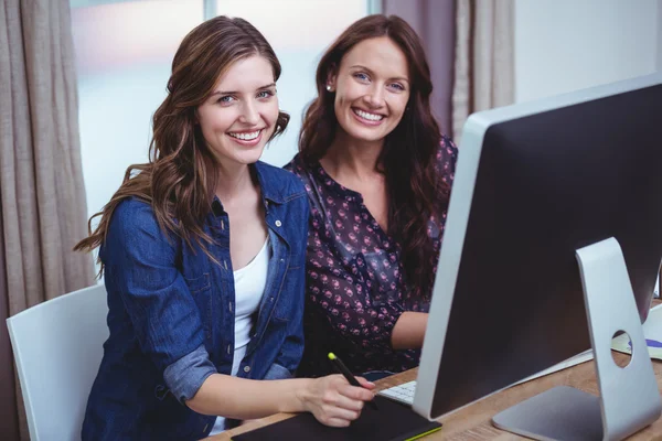 Vrouwen achter de computer zit — Stockfoto