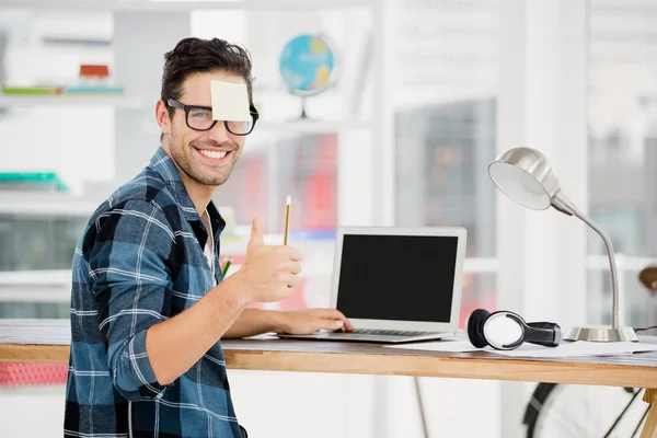 Joven mostrando pulgares hacia arriba — Foto de Stock