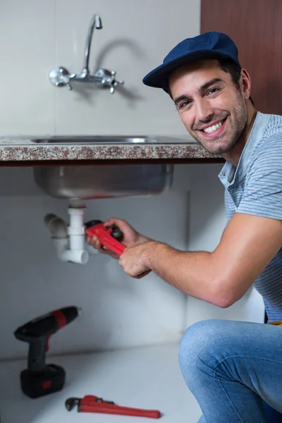 Homem usando chave de tubo — Fotografia de Stock