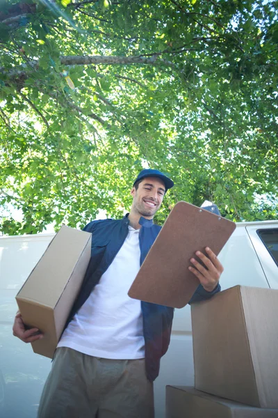 Delivery man holding clipboard — Stock Photo, Image