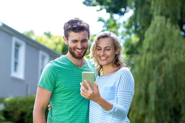 Couple taking selfie in yard — Stock Photo, Image