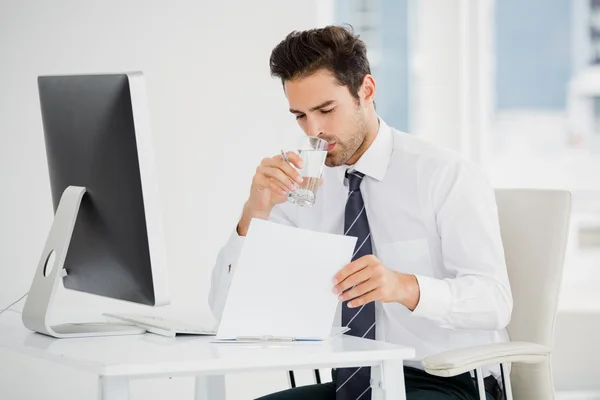 Homme d'affaires ayant un verre d'eau — Photo