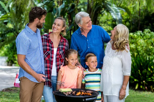 Rodinné griling jídlo na dvůr — Stock fotografie