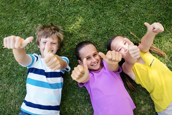 Niños mostrando pulgares hacia arriba — Foto de Stock