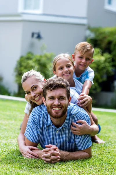 Famiglia distesa l'una sopra l'altra — Foto Stock